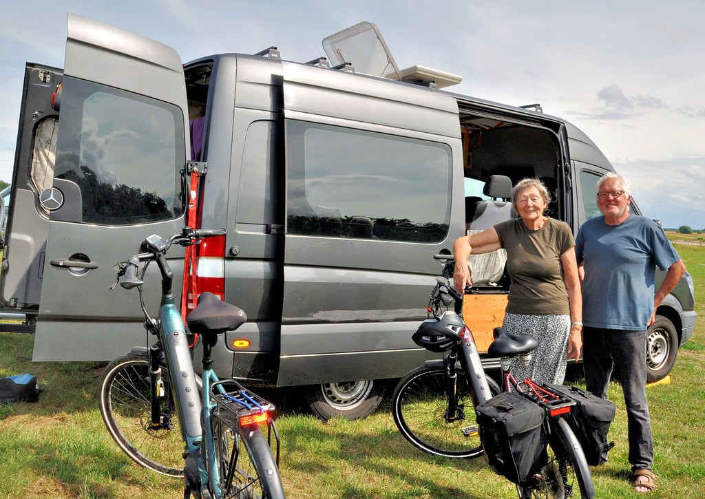 Lilo und Christian Frentz fühlten sich auf dem Caravan-Stellplatz in Arneburg in direkter Nachbarschaft zur Elbe sehr wohl. Das Ehepaar aus Bad Kissingen legte auf seinem Weg zur Insel Rügen einen mehrtägigen Stopp in der Altmark im Kreis Stendal ein.