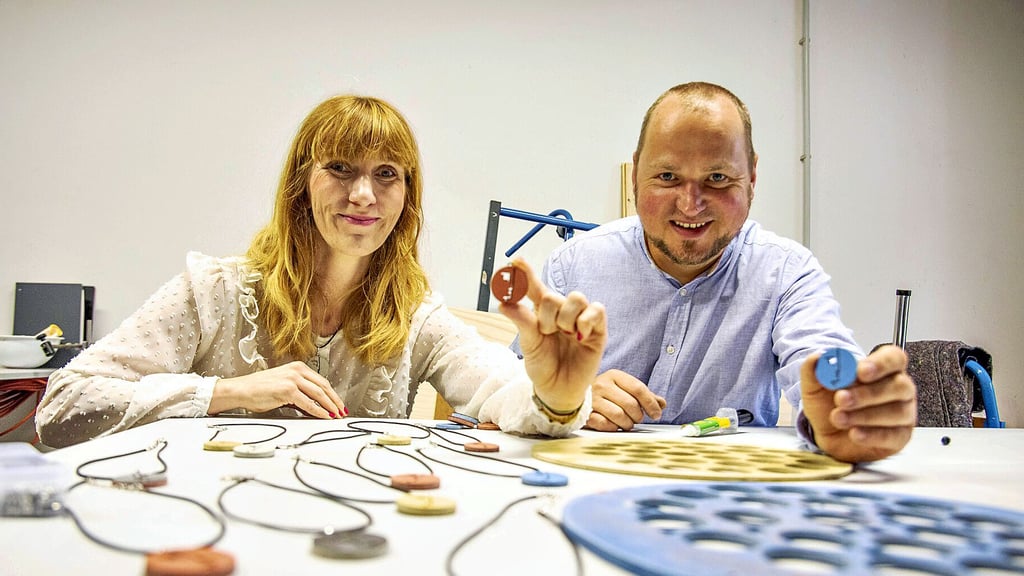 Julia Krüger und Carl Buchmann vom Fachbereich Architektur haben Schmuck aus Beton mit Bauhausmotiven entworfen und beim Campusfest verkauft. Der kam gut an.