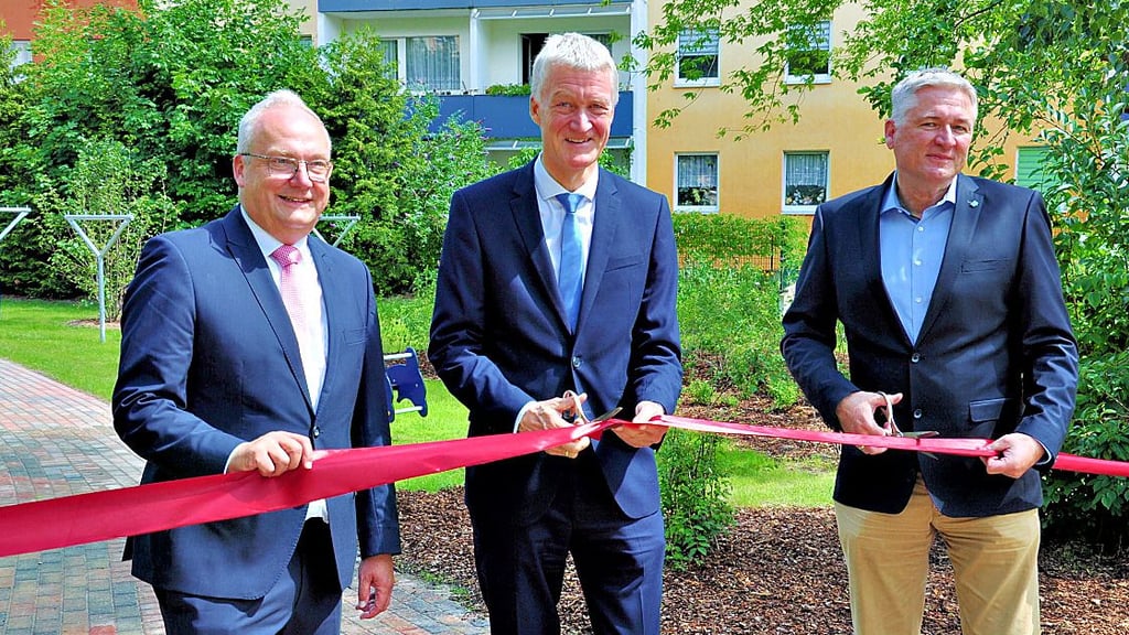 Axel Kleefeldt, Vize-Oberbürgermeister der Stadt Stendal, Thomas Pleye, Präsident des Landesverwaltungsamtes Sachsen-Anhalt, und Daniel Jircik, Geschäftsführer der Stendaler Wohnungsbaugesellschaft (von links) eröffnen den neu gestalteten Innenhof.