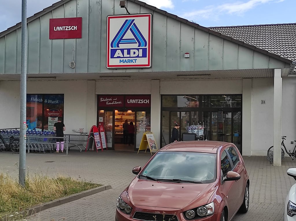 Beim Aldi-Markt in der Kühnauer Straße in Dessau schlugen die Täter zu.