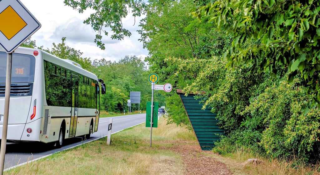 Bushaltestelle Kapenmühle: Wer im Dessora-Park arbeitet, muss von hier aus noch eine Weile laufen. Das soll demnächst besser werden.