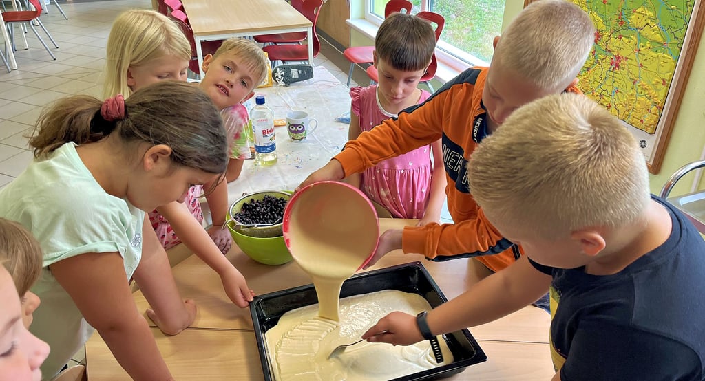Hortkinder in Tangerhütte beim Backen.