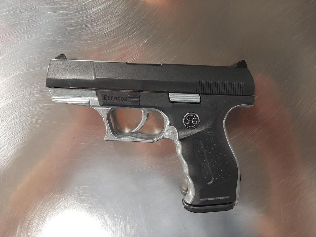 Die Polizei hat die Pistole beschlagnahmt.