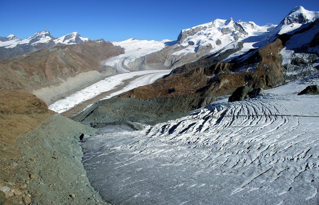 Blick auf den Theodulgletscher am kleinen Matterhorn in den Alpen unweit von Zermatt.