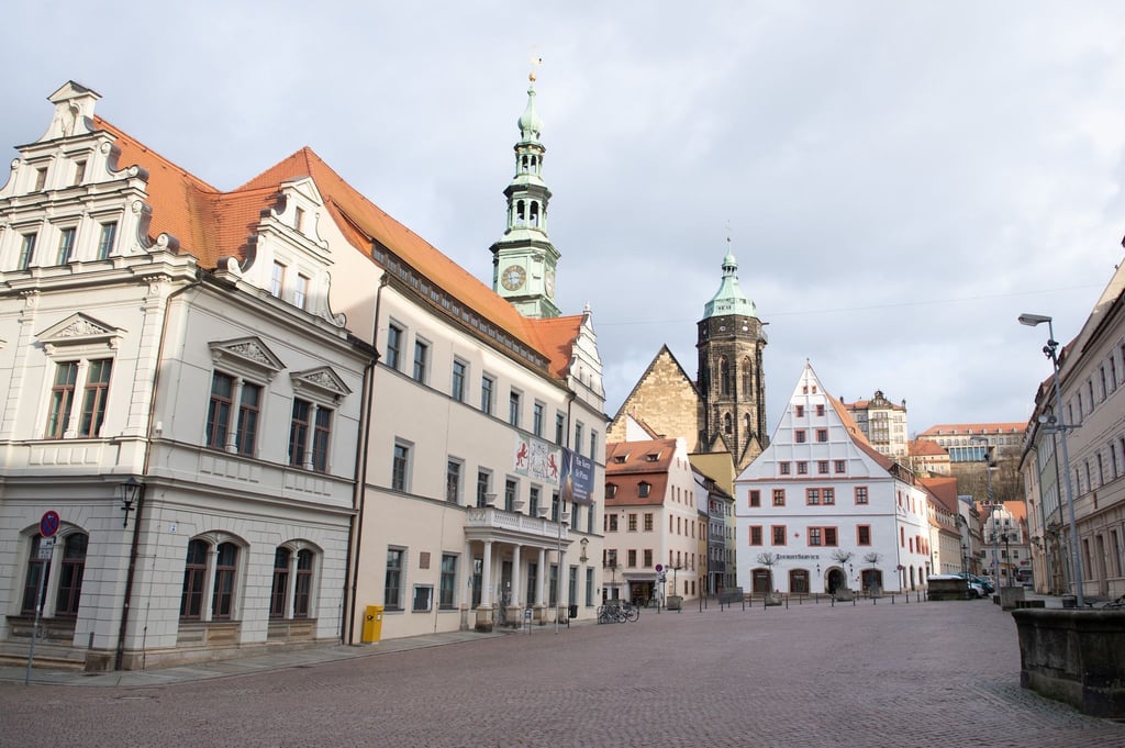 Blick auf den Markt mit dem Rathaus und der Marienkirche in der Altstadt.