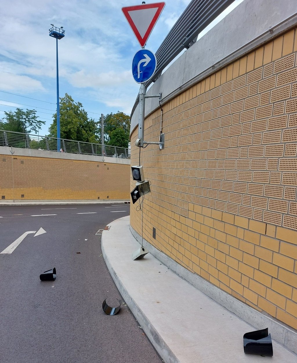 Ein Lkw-Fahrer flüchtete nach einem Unfall im Magdeburger City-Tunnel, so die Polizei.