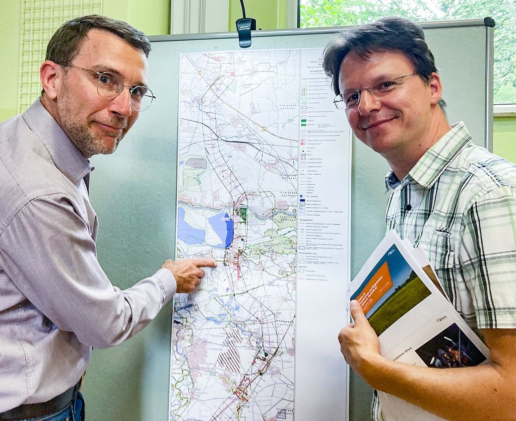 Axel Happe (l.) von 50Herzt und Zöschens Ortsbürgermeister Christian Groß sehen sich den Verlauf der Trasse bei Zöschen an.