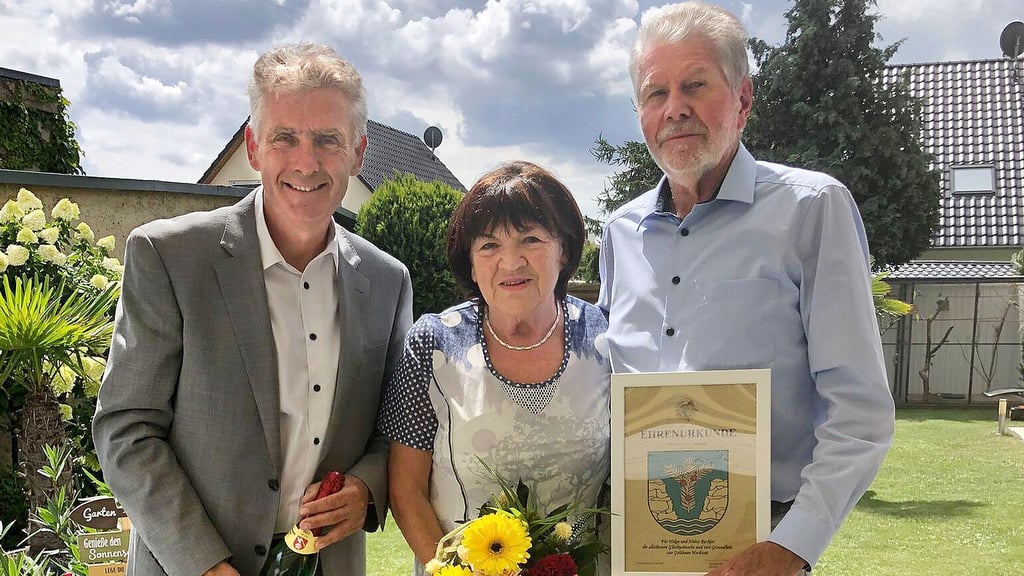 Manfred Behrens (links) gratuliert Helga und Heinz Reckler zur "Goldenen Hochzeit".