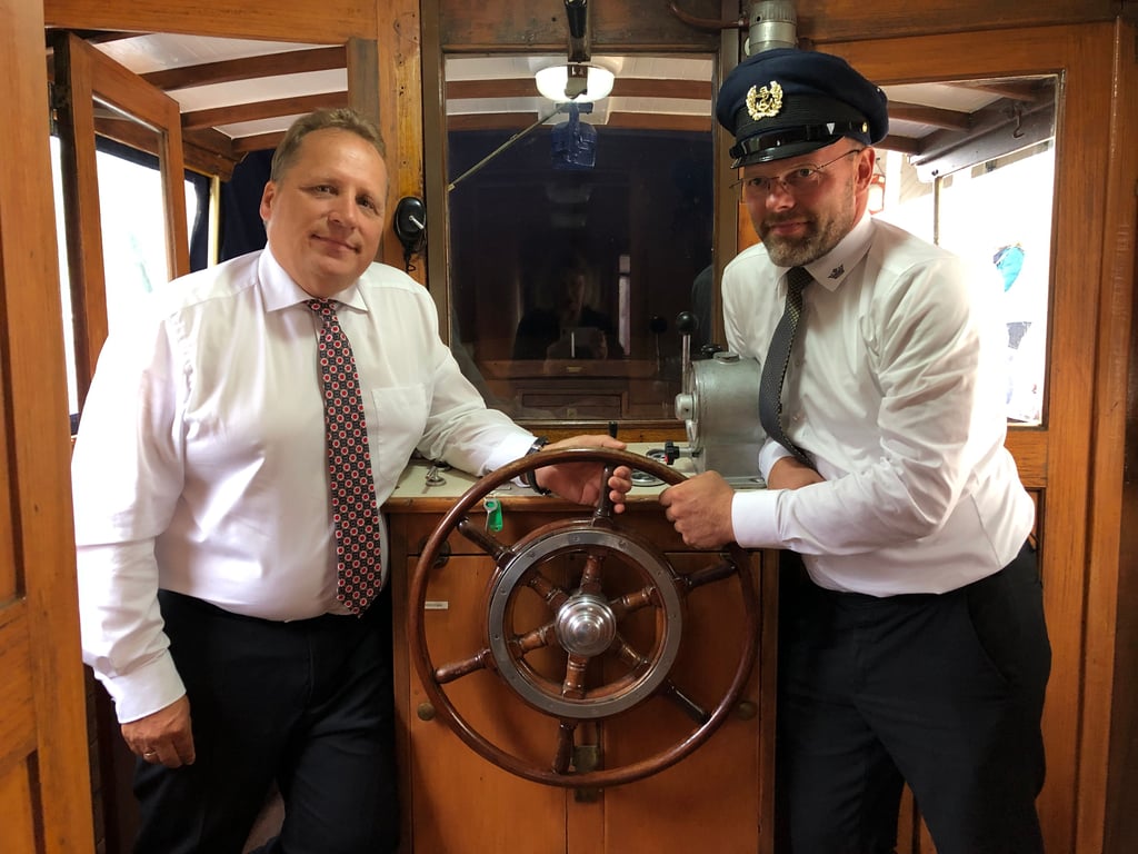 Die Kapitänsmütze für Steffen Kohlert (l.) fehlt noch. Schon bald aber starten er und Daniel Kroon zu Fahrten mit dem neuen Salonboot „Amelie“.