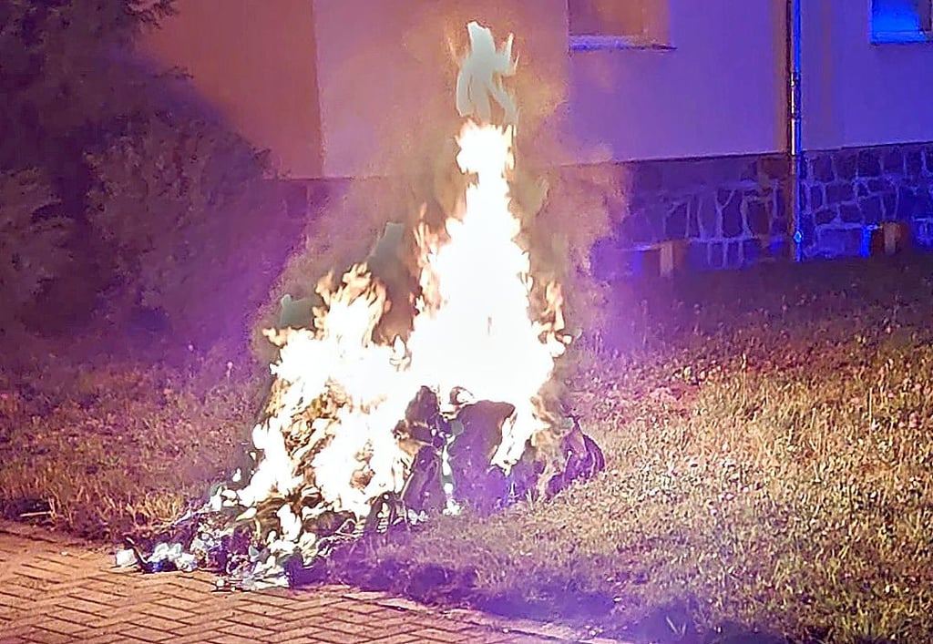Noch während des Einsatzes in der Friedensstraße brannte erneut eine Mülltonne in der Straße des Bergmanns.