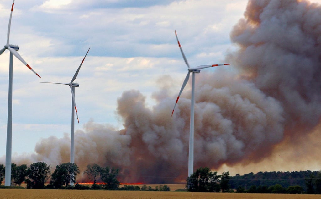 Am 15. Juli kam es zu einem großen Wald- und Feldbrand bei Stegelitz. Neben 142 Feuerwehrleuten eilten auch benachbarte Landwirte mit Technik und Wasser zu Hilfe.