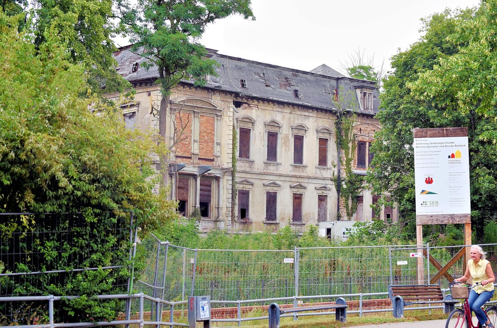 Die 1885 erbaute „schlossartige Unternehmervilla im neubarocken Stil französischer Prägung“ steht seit rund 30 Jahren leer und verfällt.