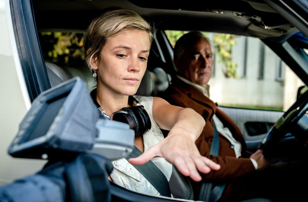 Luz Hendriks (Lynn Van Royen) Bürgerscore wird gelesen in einer Szene der ersten Folge der Near-Future-Serie „Arcadia“.