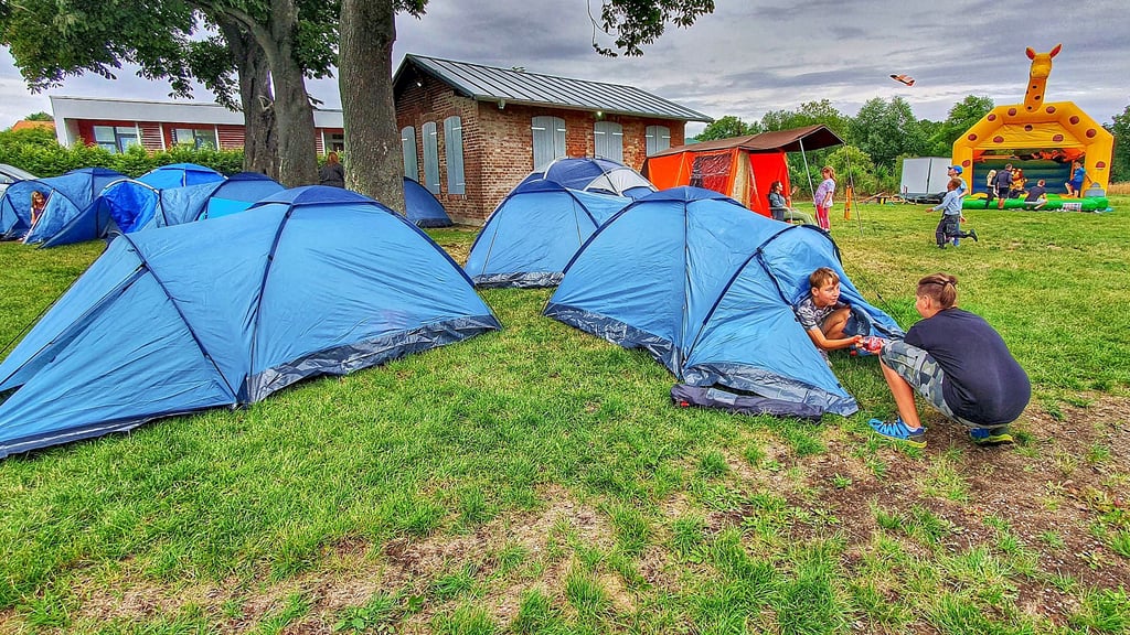 Das Camp mit zehn neuen Zelten wurde unter den Kastanien am Dorfgemeinschaftshaus in Wilsleben aufgeschlagen, hier Jeremy Ohlsen und Max Triebel (rechts).