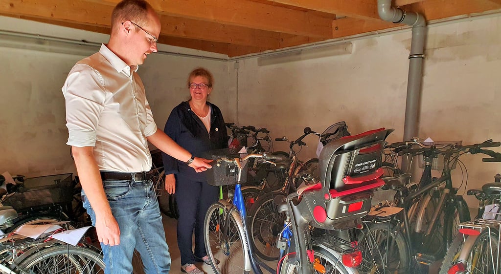 Bürgeramtsleiter Johannes Jacobs und Verwaltungsmitarbeiterin Anne-Rose Sachse können manchmal nicht verstehen, weshalb gute und teure Fahrräder nicht abgeholt werden.