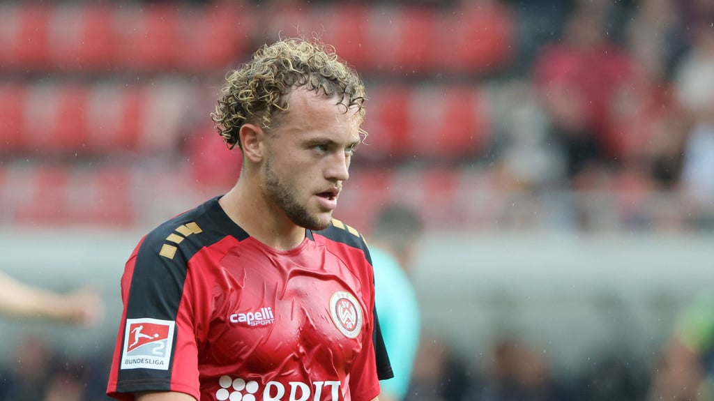Benedict Hollerbach spielt künftig für Union Berlin. Er kommt von Wehen Wiesbaden und wir am Wochenende nicht gegen den 1. FC Magdeburg auflaufen.