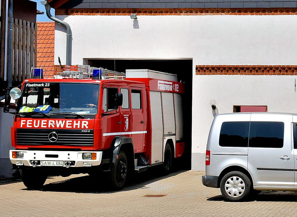 Das Fleetmarker Gerätehaus ist sehr schmal und verfügt nur über ein Tor. Einsatzfahrzeuge müssen hintereinander gestellt werden. Zudem mangelt es an Parkplätzen für die Einsatzkräfte.