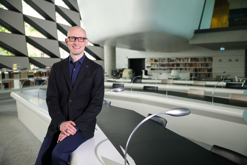 Johannes Neuer, künftiger Direktor der Nationalbibliothek in Leipzig, sitzt im Museumslesesaal.