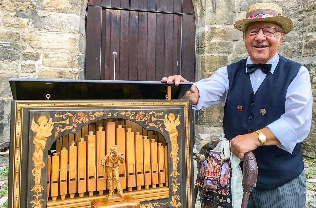 Drehorgel-Mucky liebt die Straßenmusik und wird auch beim diesjährigen Drehorgelfest zu erleben sein.