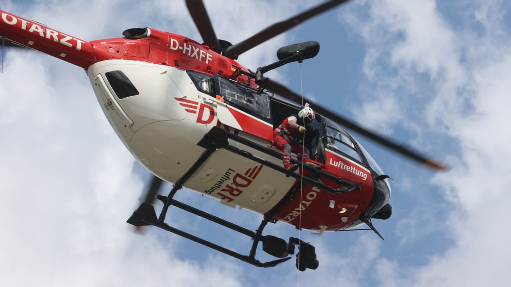 Nach dem Frontalchrash zwischen Heteborn und Kroppenstedt im Bördekreis war auch ein Rettungshubschrauber im Einsatz.