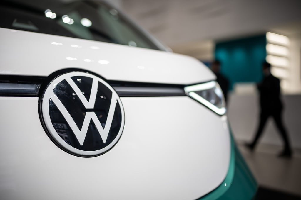 Das VW Logo ist vor der Volkswagen AG Jahres Pressekonferenz zu sehen.