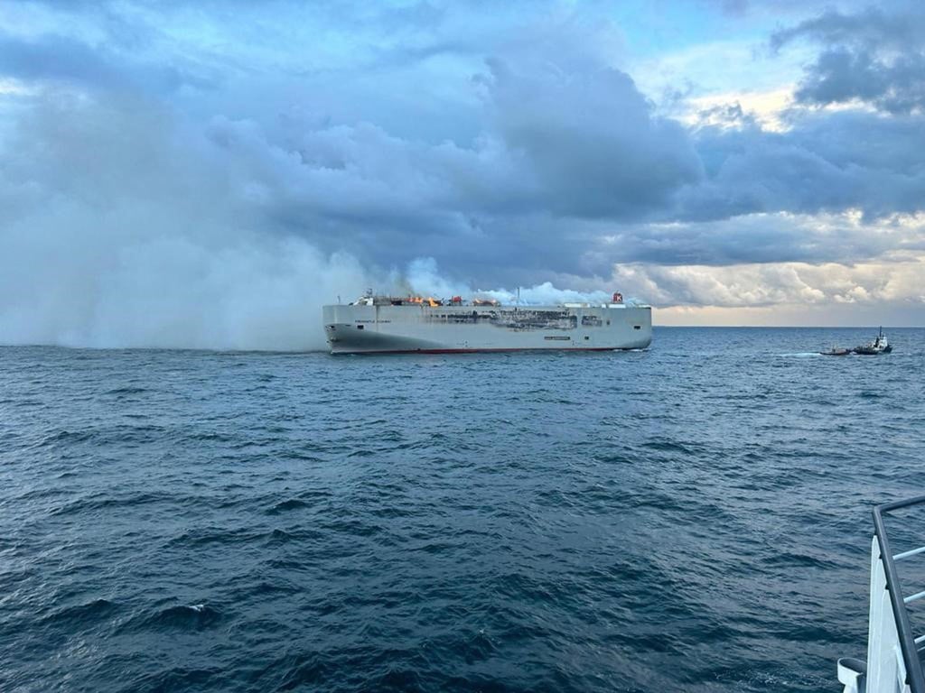 Brennender Frachter „Fremantle Highway“ in der Nordsee.