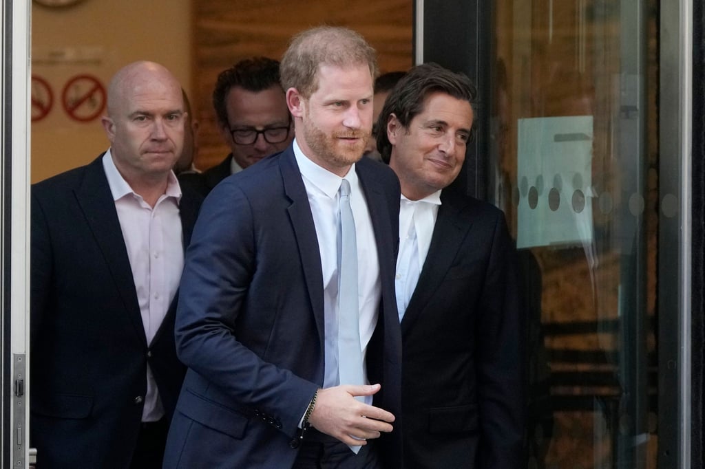 Prinz Harry und sein Anwalt David Sherborne verlassen den High Court nach einer Zeugenaussage.