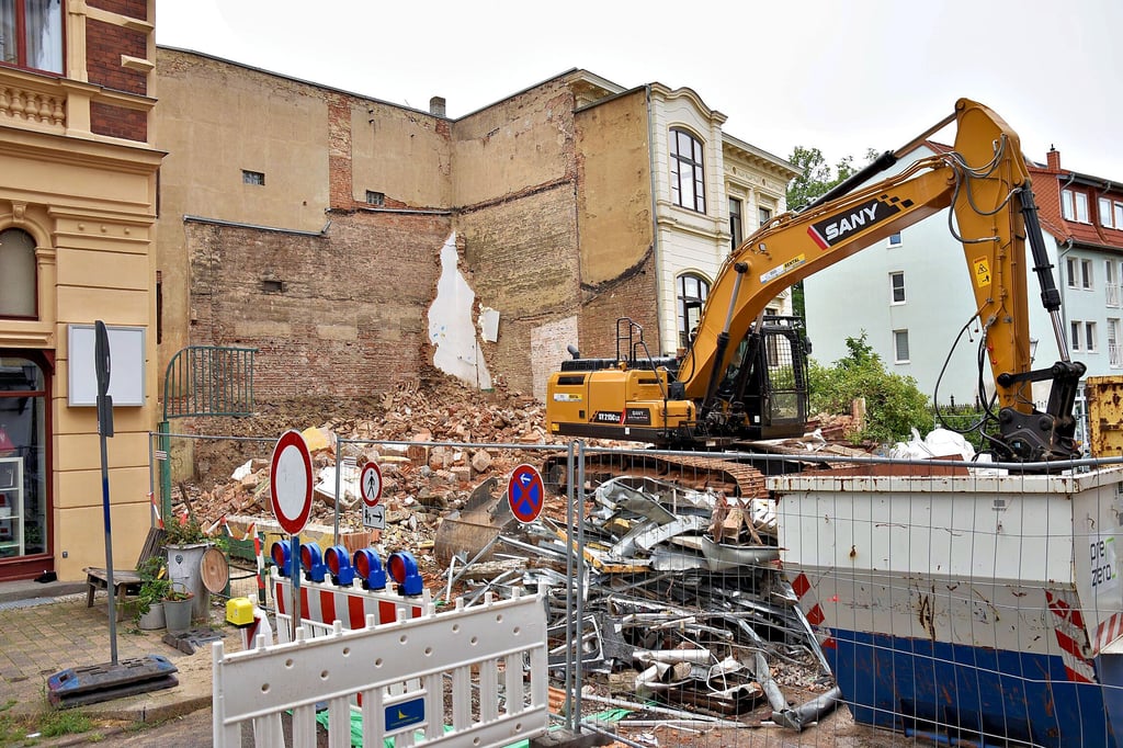 Wo der Bagger auf einem Trümmerhaufen ruht, stand vorher das zweigeschossige Gebäude im Buckauer Engpass.