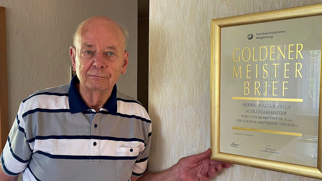 Walter Telge (84) im Flur seines Biederitzer Wohnhauses. In der Hand hält er eingerahmt den „Goldenen Meisterbrief“. Diese Urkunde erhielt der Schlossermeister für sein 50-jähriges Jubiläum von der Handwerkskammer Magdeburg.