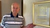 Walter Telge (84) im Flur seines Biederitzer Wohnhauses. In der Hand hält er eingerahmt den „Goldenen Meisterbrief“. Diese Urkunde erhielt der Schlossermeister für sein 50-jähriges Jubiläum von der Handwerkskammer Magdeburg.
