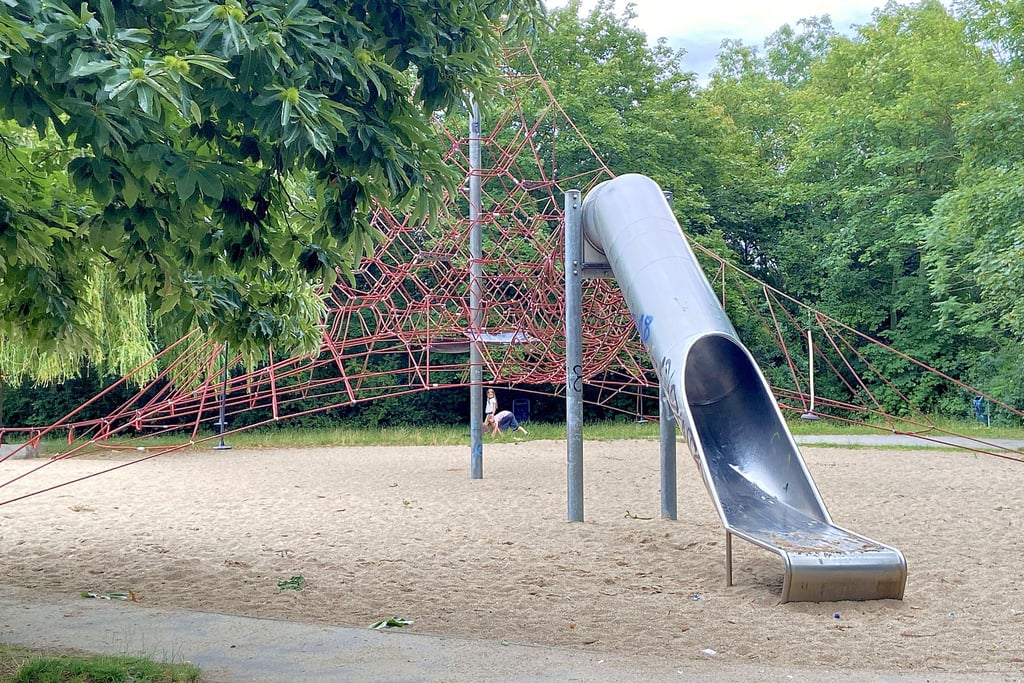 Der von den Schönebeckern „Ami“ genannte Abenteuerspielplatz neben der Volksschwimmhalle: Scherben und Müll sollen hier das Spielen stören. Daher wurde in den sozialen Medien dazu aufgerufen, am Donnerstag dort gemeinsam für Ordnung zu sorgen. Erschienen ist zu der Putzaktion um 15 Uhr jedoch niemand.