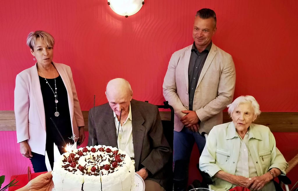 Zu den Gratulanten von Georg Hugo Albert Schulz und Ilse Seidler zählten auch Bürgermeisterin Christina Buchheim (l.) und Landrat Andy Grabner.