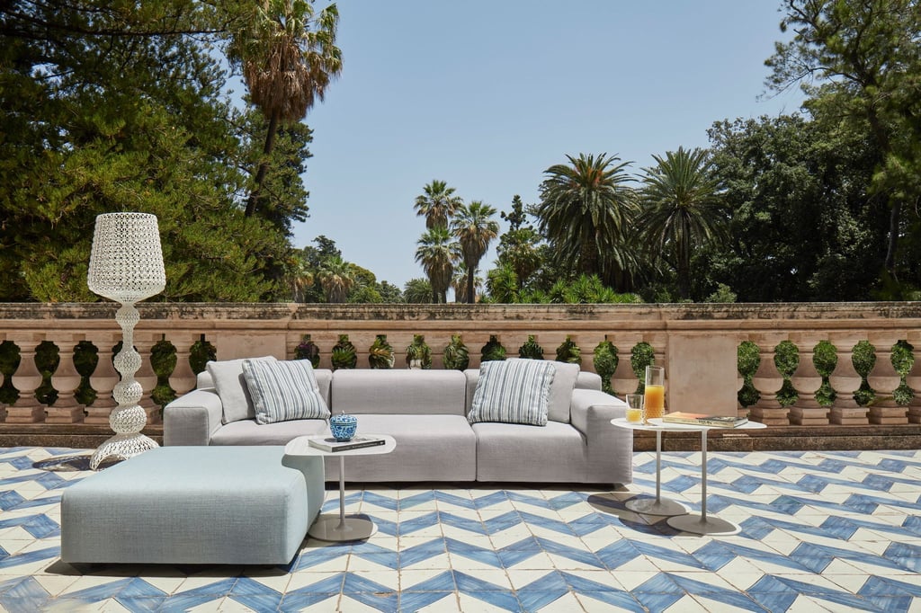 Es gibt eigentlich nur noch einen Unterschied zwischen dem Wohnzimmer drinnen und draußen: Das Faulenzen unter blauem Himmel. Die Möbel hingegen haben sich angeglichen, sogar Outdoor-Leuchten wie das Modell Kabuki von Kartell sind inzwischen überall zu kaufen.