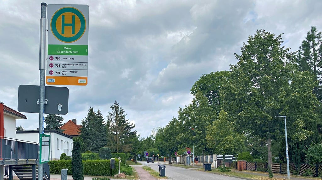 Wegen der laufenden Bauarbeiten an der Sekundarschule Möser wurde die einstige Bushaltestelle in der Thälmannstraße um 100 Meter verlegt.