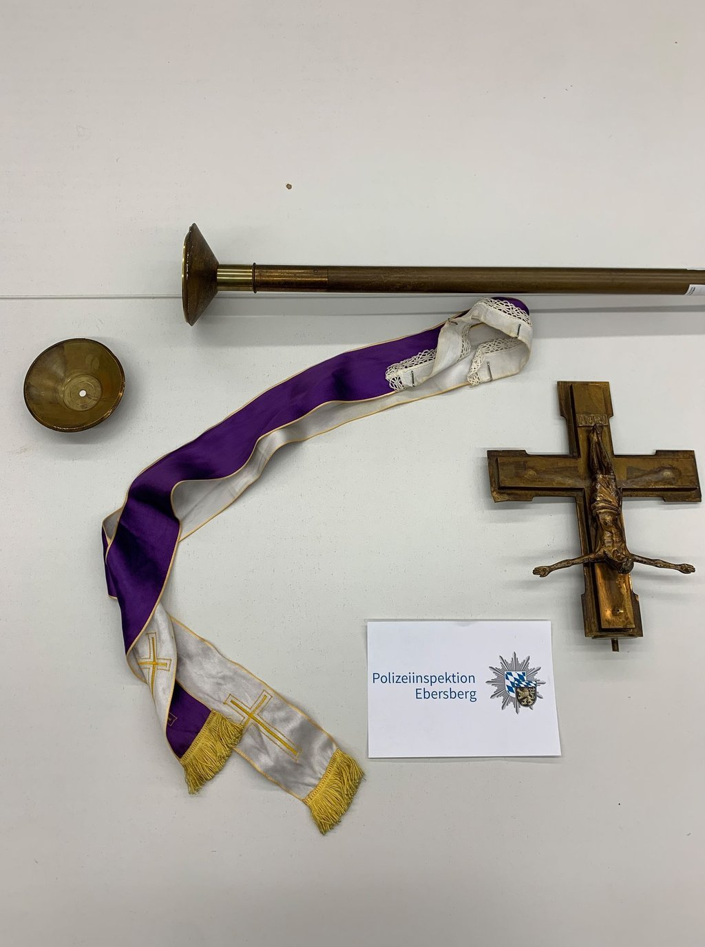 Das Prozessionskreuz und die Priesterstola hat die Polizei nach dem Vorfall in Eglharting sichergestellt.