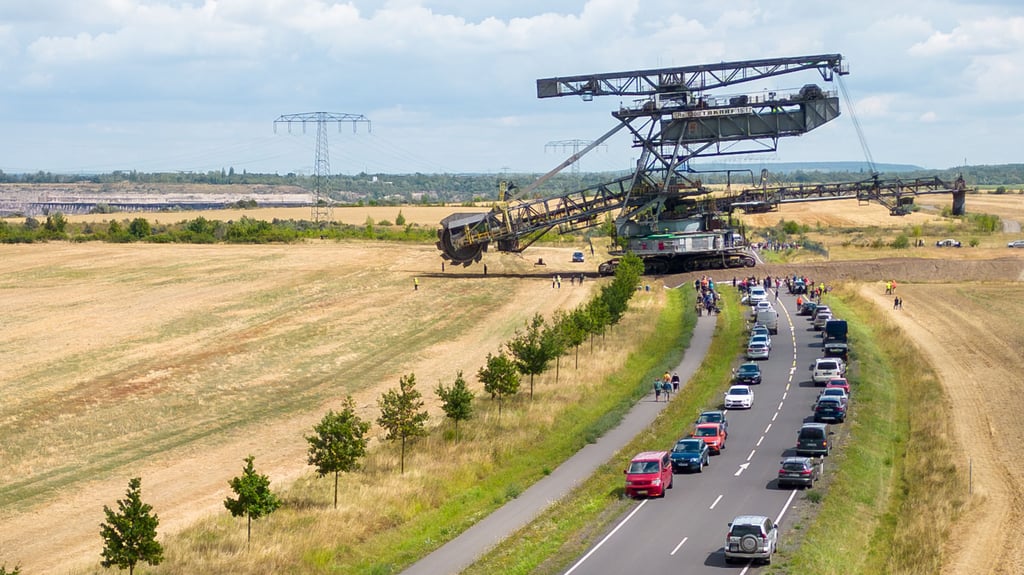 Der riesige Schaufelradbagger überquert die Bundesstraße