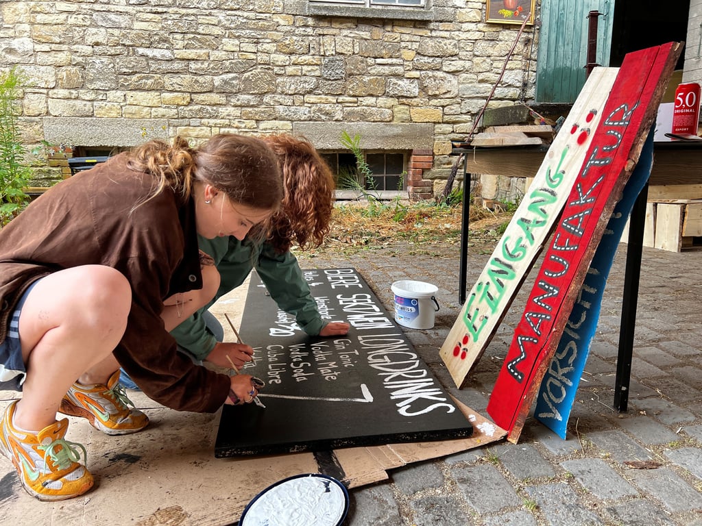 Die letzten Vorbereitungen für das Mahagoni Festival in Etzdorf laufen. Die Crew versucht so viel wie möglich selbst zu machen.