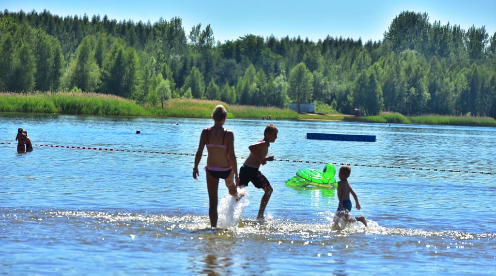 Am Mondsee im Burgenlandkreis wird gebadet.