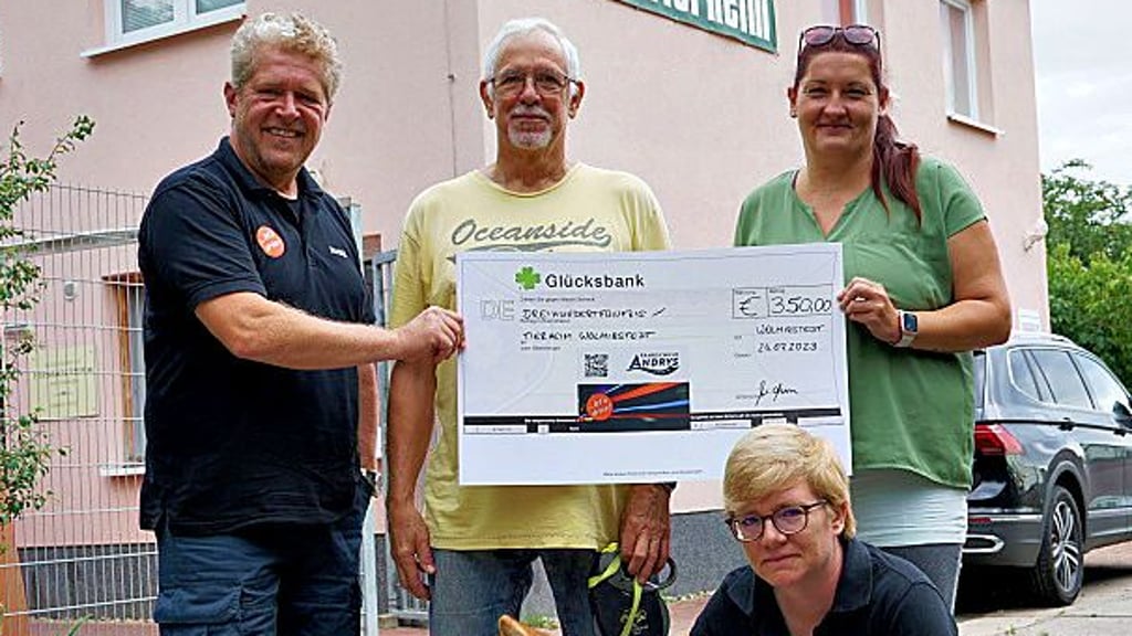 Otfried Müller (Mitte) freut sich über die Spende von Mike Andrys, Eileen Klaukin und Melanie Lüdecke.