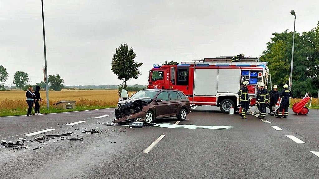 Unfall auf der B 189 bei Osterburg, Höhe Norma. Der Skoda stieß beim Auffahren auf die Bundesstraße mit einem Pkw zusammen.