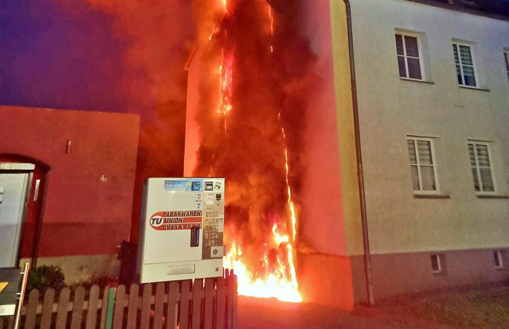 Angesichts dieses Bildes schwer zu glauben, aber die Wohnungen im Mietshaus wurden nicht in Mitleidenschaft gezogen, mussten lediglich entlüftet werden.