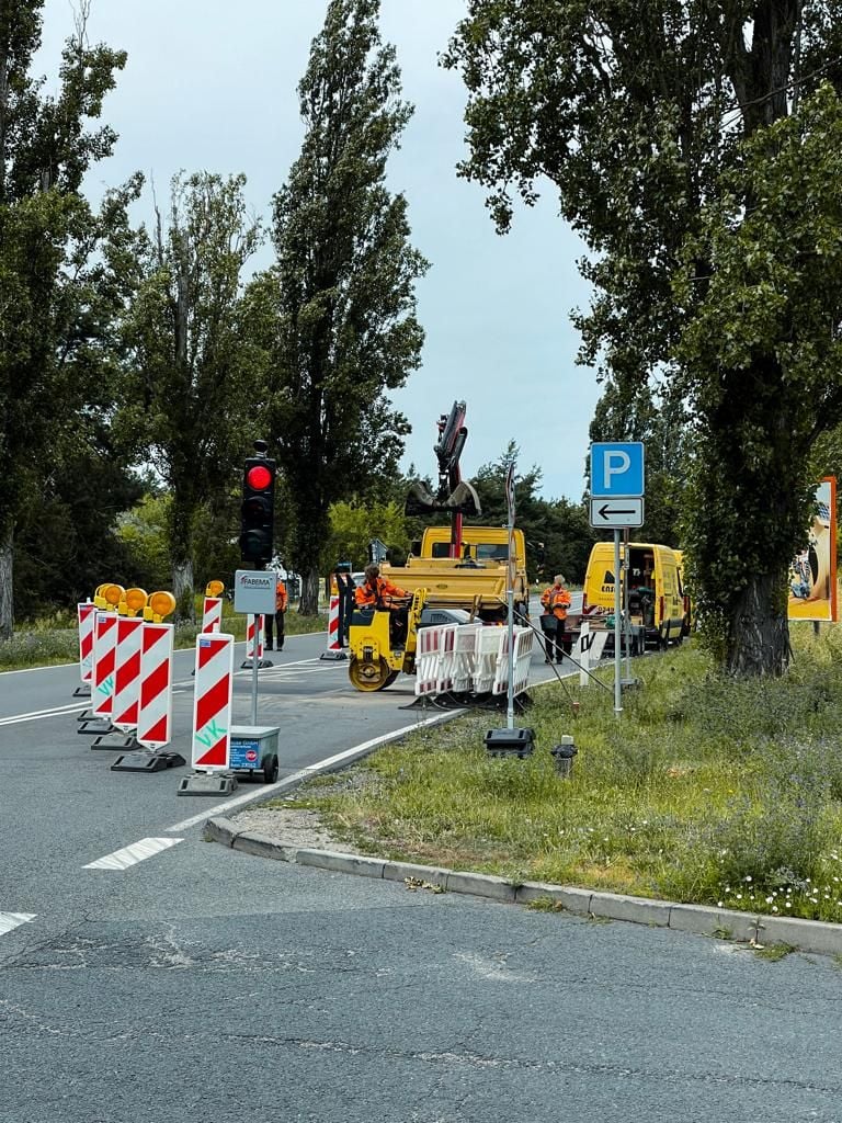 Bauarbeiten Gestartet: Halbseitige Sperrung - B100 Hat Sich Am ...