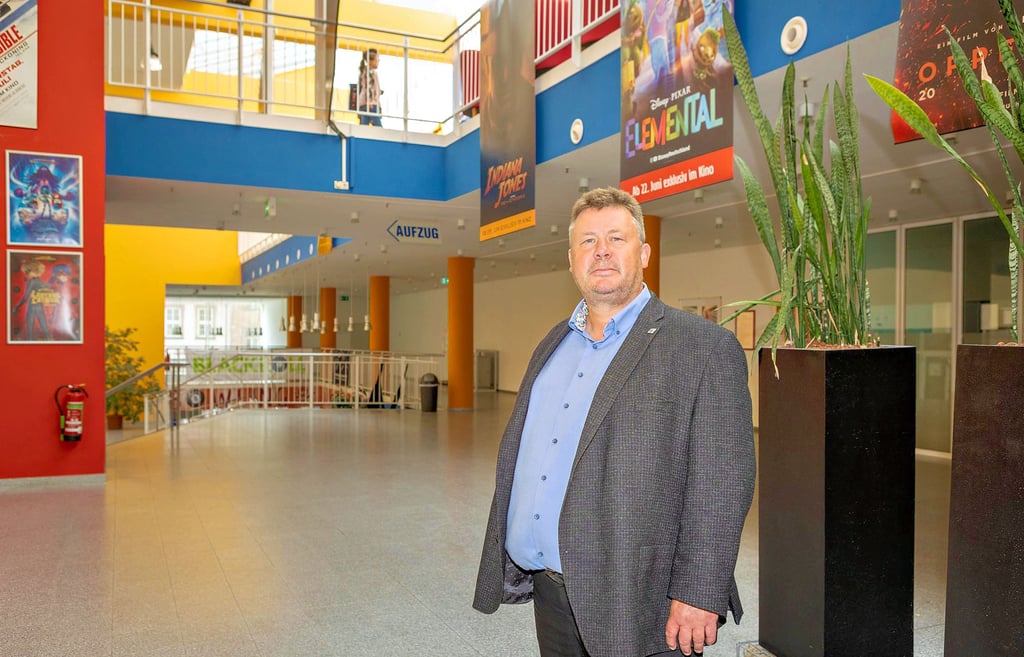Sven Weißbrodt führt durch das Zeitzer Brühl-Center. Während der zentrale Raum recht leer ist, sind inzwischen alle Geschäftsräume vermietet.