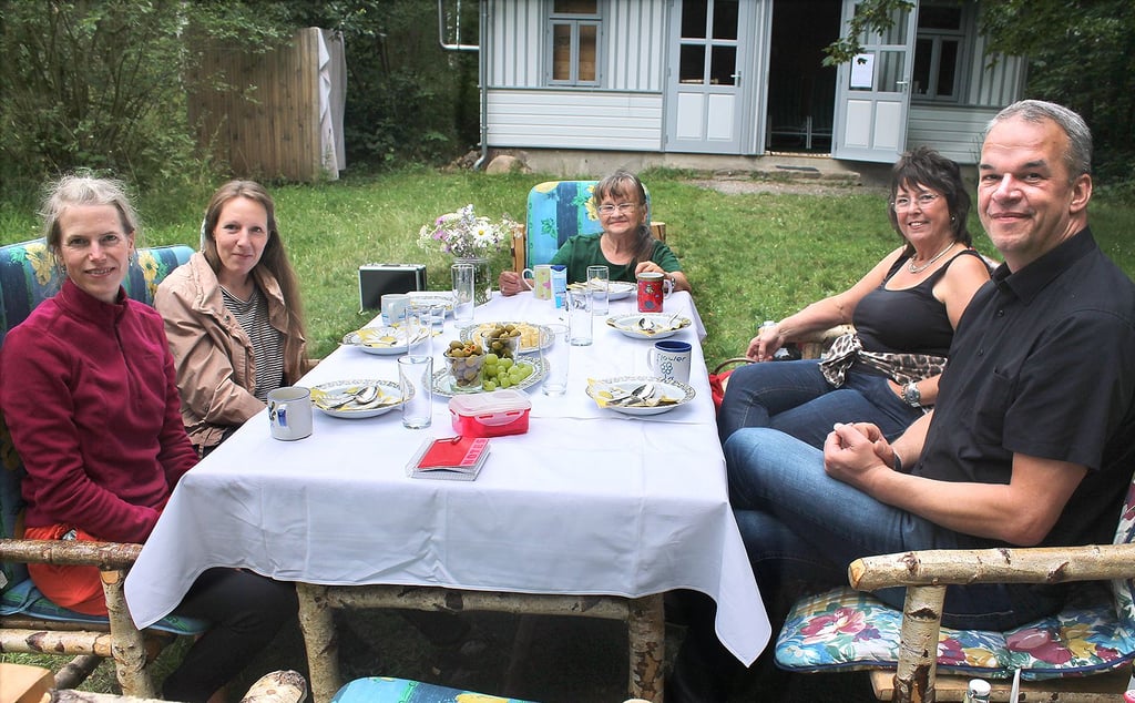 Katharina Trabach, Katharina Schlick, Anke-Kathrin Bode, Kerstin Ender und Gerald Fröhlich (von links) beim Gespräch auf dem Stapelburger Jungborn-Gelände.
