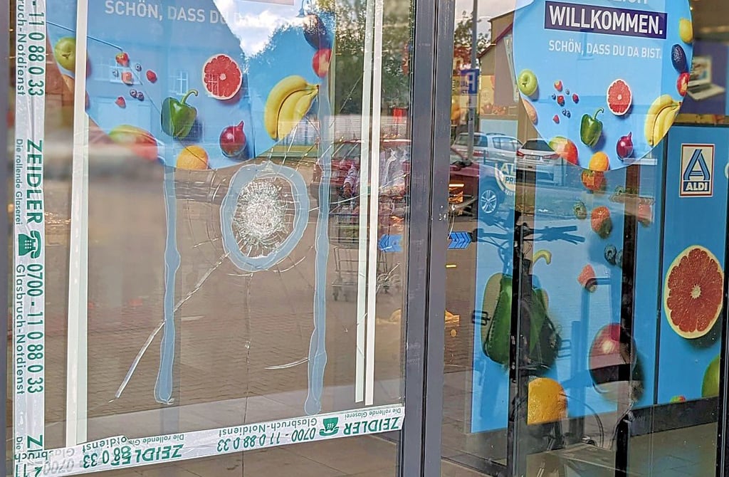 Abplatzungen an der Aldi-Tür in der Mühlstraße
