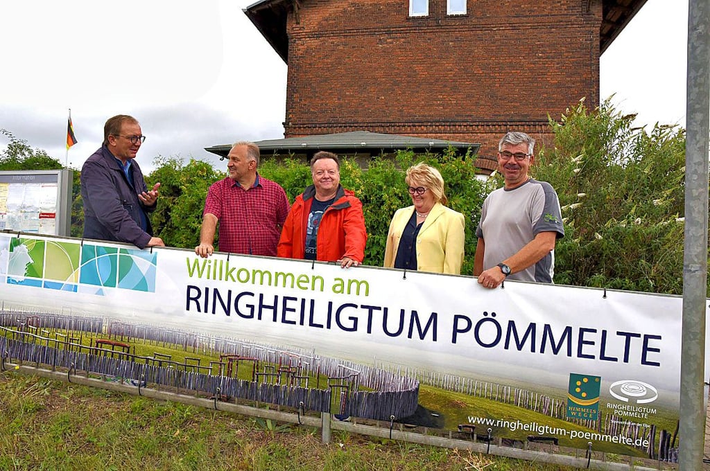 Um Reisende zum Umsteigen auf das Fahrrad zu animieren, wurde am Bahnsteig-Ost ein Werbebanner angebracht. Von links Landrat Markus Bauer, Ortsbürgermeister Andreas Gutsche, Tilo Wechselberger und Petra Czuratis vom Landkreis sowie Fahrradverleiher Jürgen Zopes aus Bernburg.