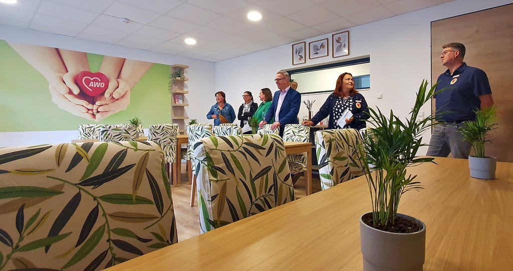 Für die Bewohner gibt es im Haus einen Gemeinschaftsraum: den Mietertreff. Hier können sie zusammen sitzen, plaudern, essen, spielen oder feiern.