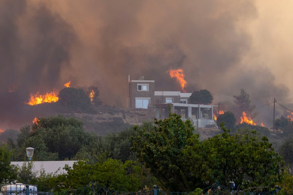 Flächenbrand auf Rhodos: Erst am Mittwoch wurde das beliebte Feriendorf Gennadi im Südosten der Insel von den Flammen bedroht. Später gelang es der Feuerwehr, unterstützt von rund 3000 Helfern, das Dorf zu retten.