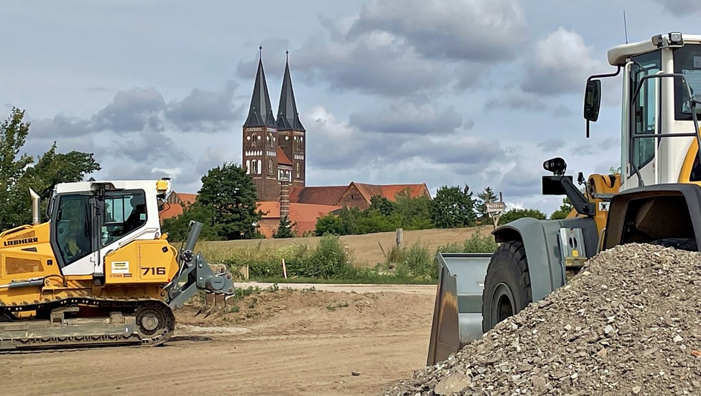 Bis auf Weiteres müssen die Sanierungsarbeiten am Deich in Jerichow ruhen.