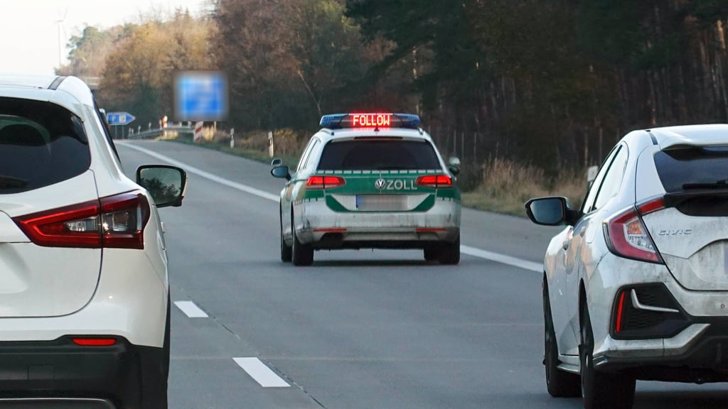 Der Zoll hat ein Auto auf der A2 gestoppt. (Symbolbild)